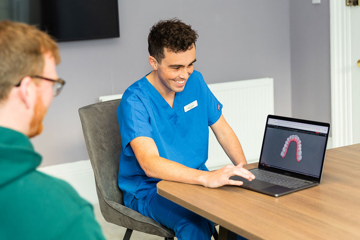 Dentist showing 3d scan to patient